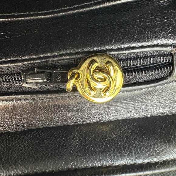 CHANEL Black Lambskin Vintage Backpack Oversized CC GHW 24k plated - Picture 13 of 16